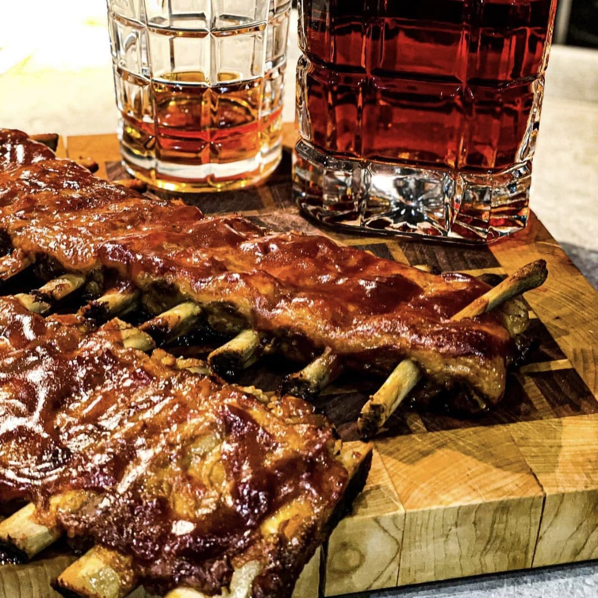 Pomaly pečené BBQ rebierka na whiskey