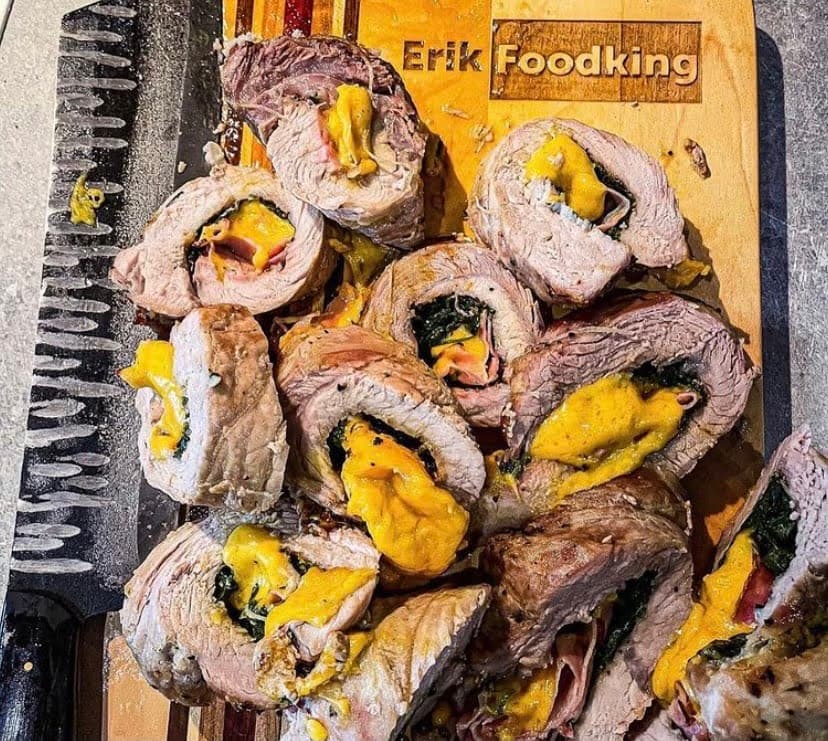 Roláda z karé  plnená špenátom, slaninkou a cheddarom