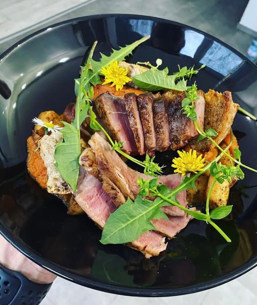 T-bone steak s mrkvovou variáciou a pečeným petržlenom