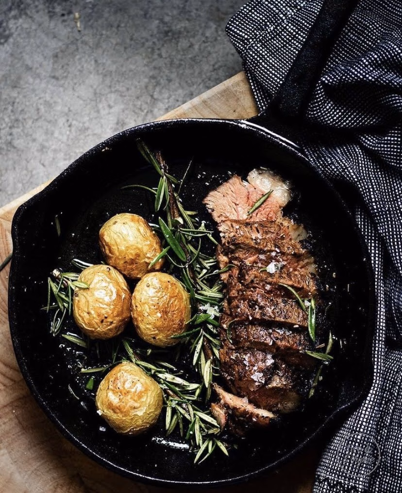 Grilovaný steak, s pečenými rozmarínovými baby zemiakmi