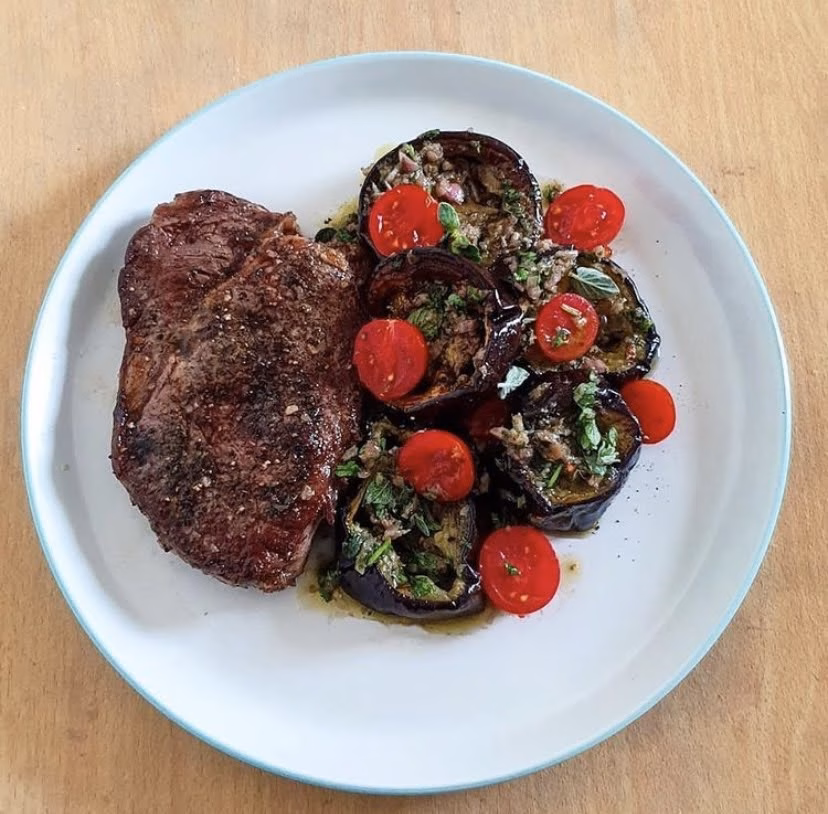 Steak s cherry paradajkami a plneným baklažánom